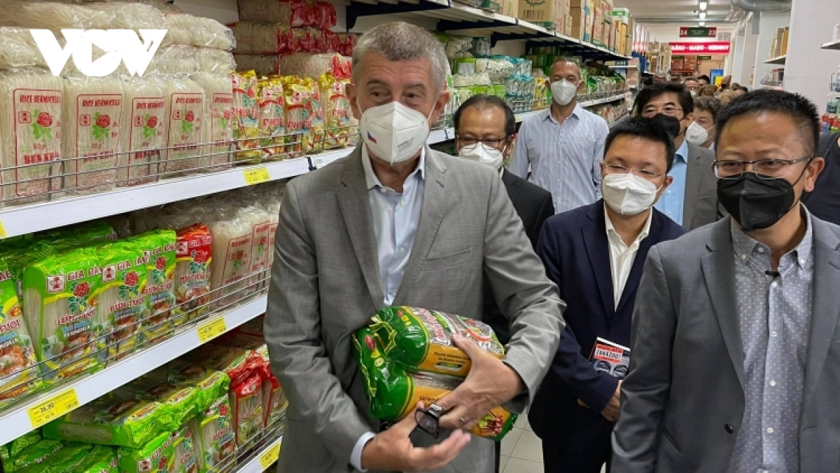 Czech PM has haircut, shops at Vietnamese owned trading centre in Prague